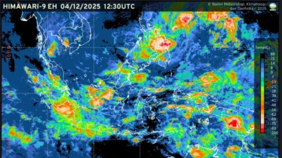 "BMKG merilis peringatan dini cuaca ekstrem. Kalimantan Barat (Kalbar) diprediksi akan diguyur hujan lebat sepekan penuh hingga 11 Desember 2025. Simak info lengkapnya."