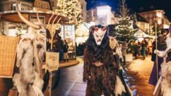 "Bosan dengan cerita manis Natal? Di Austria, ada tradisi unik Krampus yang siap menghukum anak nakal. Simak kisah seram namun seru di balik Krampusnacht."