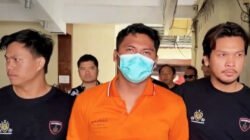 Bripda Muhammad Seili (tengah, baju oranye) saat diamankan pihak kepolisian. Ia resmi diberhentikan tidak dengan hormat (PTDH) setelah menjalani sidang kode etik terkait kasus pembunuhan mahasiswi ULM. (Dok. Ist)