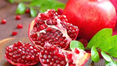 "Ingin tambah darah secara alami? Jangan hanya andalkan obat. Simak daftar 7 buah kaya zat besi yang ampuh cegah anemia dan lezat dikonsumsi."