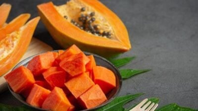 "Musim hujan rentan penyakit. Perkuat imun tubuh dengan 4 buah terbaik ini, dari jambu biji hingga pisang. Solusi alami tangkal flu dan jaga stamina. "