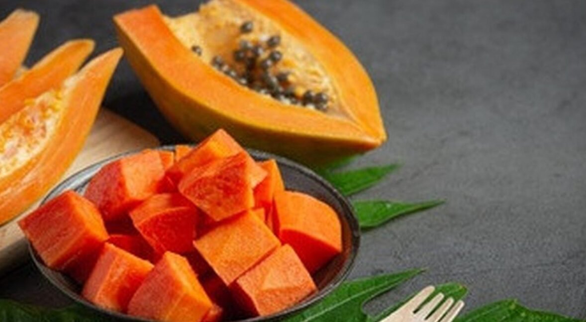 "Musim hujan rentan penyakit. Perkuat imun tubuh dengan 4 buah terbaik ini, dari jambu biji hingga pisang. Solusi alami tangkal flu dan jaga stamina. "