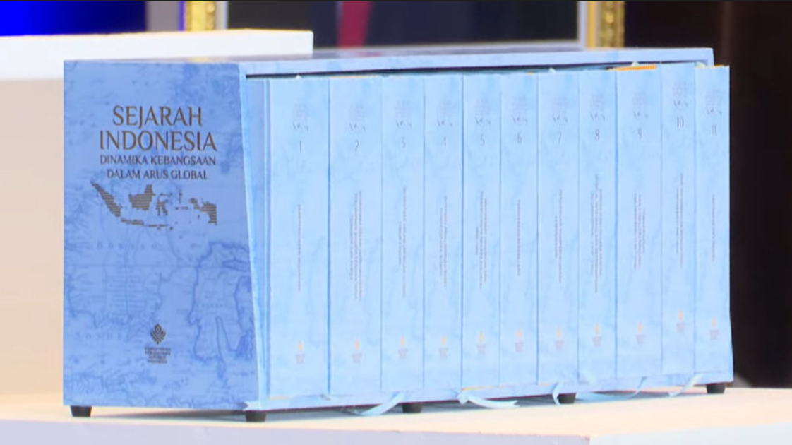 Tampilan 10 jilid buku 'Sejarah Indonesia: Dinamika Kebangsaan dalam Arus Global' yang resmi diluncurkan oleh Menteri Kebudayaan Fadli Zon di Jakarta, Minggu (14/12/2025). (Dok. Kemenkebud)