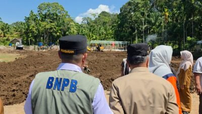 Bupati Agam, Benni Warlis, saat meninjau proses pembangunan hunian sementara (huntara) bagi korban banjir dan longsor di Kecamatan Palembaian, Selasa (23/12).