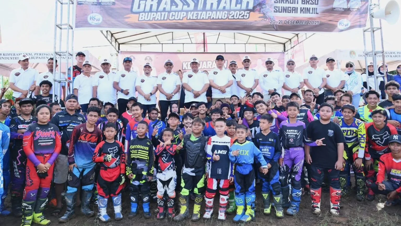 Bupati Ketapang, Alexander Wilyo, saat membuka secara resmi Kejuaraan Grasstrack Piala Bupati Ketapang Tahun 2025 di Sirkuit BRSO Stabun, Sabtu (20/12/2025).
