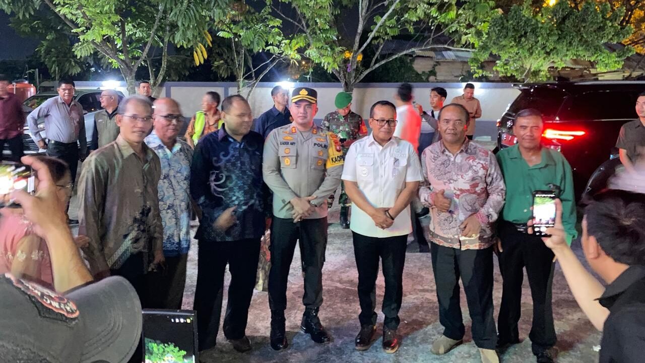 Bupati Kubu Raya Sujiwo bersama Kapolres Kubu Raya AKBP Kadek Ary Mahardika saat menyapa jemaat gereja pada malam perayaan Natal, Rabu (24/12/2025).