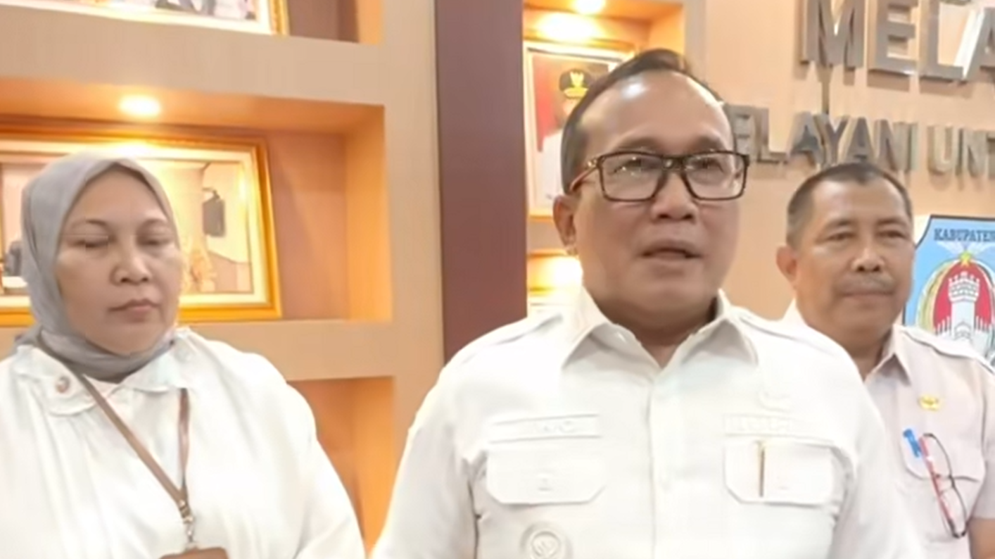 Bupati Kubu Raya, Sujiwo (tengah), memberikan klarifikasi tegas terkait polemik penggunaan halaman Daya Motor untuk lokasi UMKM, didampingi jajaran pejabat terkait. (Dok. HO/Faktakalbar.id)