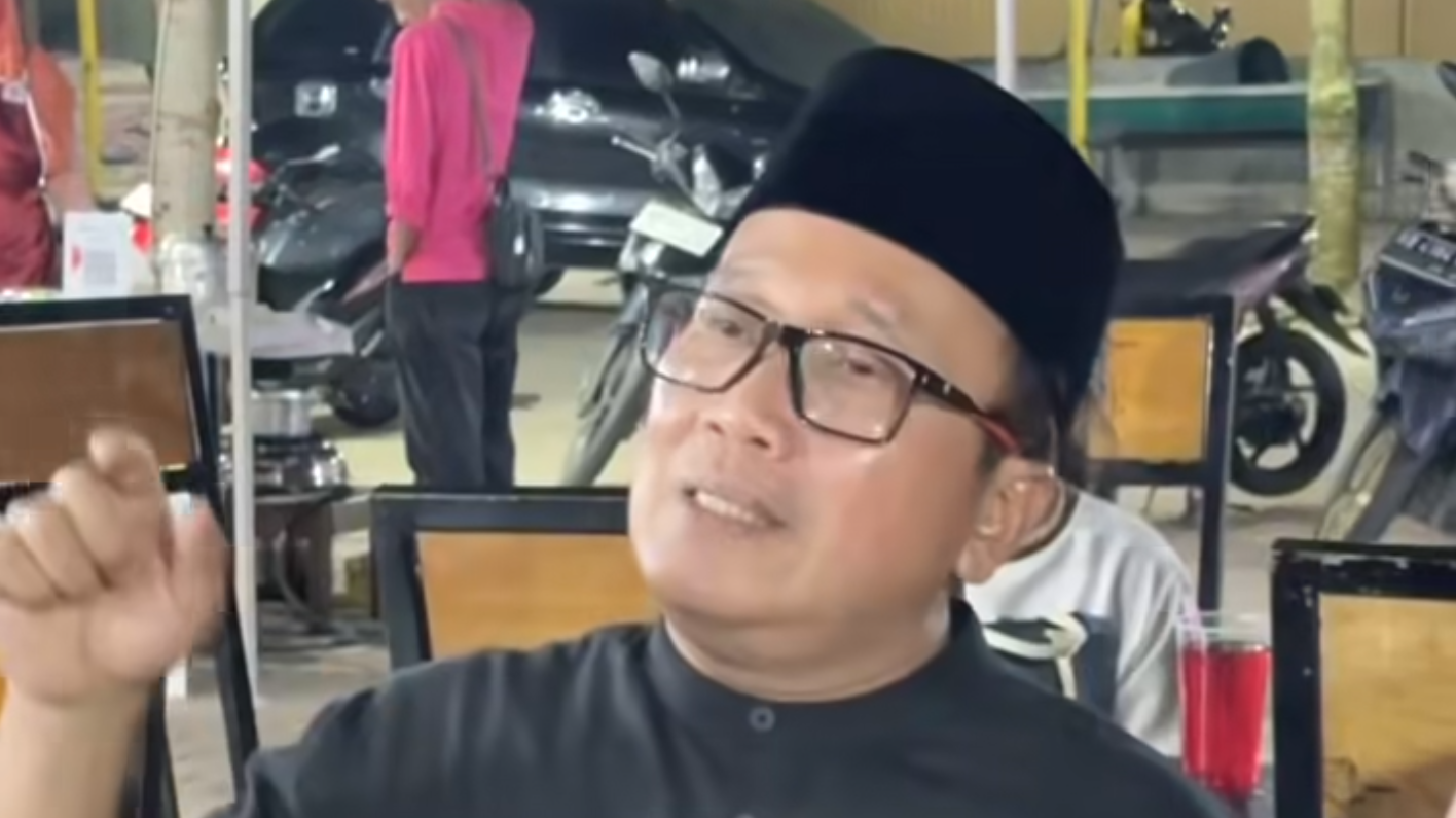 Bupati Kubu Raya, Sujiwo, tampak berang saat memberikan keterangan terkait pembatalan sepihak lapak pedagang kecil oleh sejumlah perusahaan besar, Senin (23/12/2025). (Dok. HO/Faktakalbar.id)