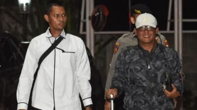 Bupati Lampung Tengah Ardito Wijaya (tengah) dikawal petugas saat tiba di Gedung Merah Putih KPK, Jakarta, Rabu (10/12/2025). (Dok. Ist)