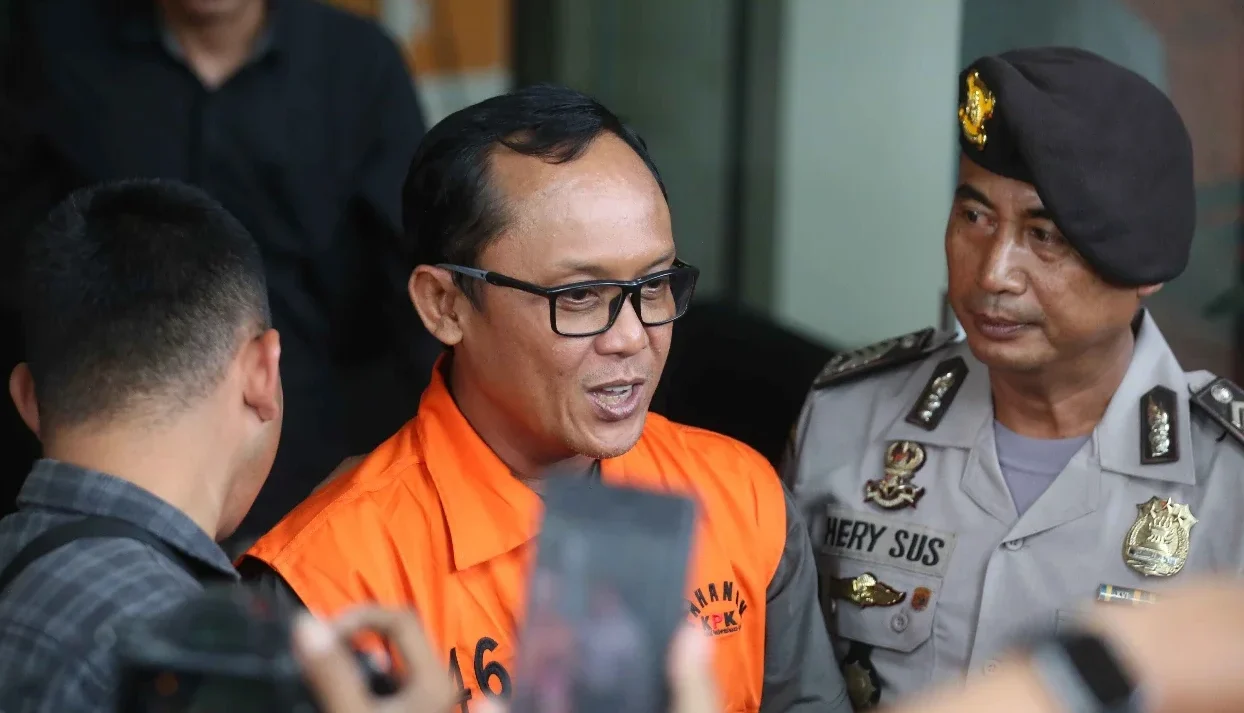 "Sikap nir-etika ditunjukkan Bupati Lampung Tengah, Ardito Wijaya. Saat digiring ke sel tahanan KPK karena korupsi, ia justru melakukan pelecehan verbal kepada jurnalis perempuan."