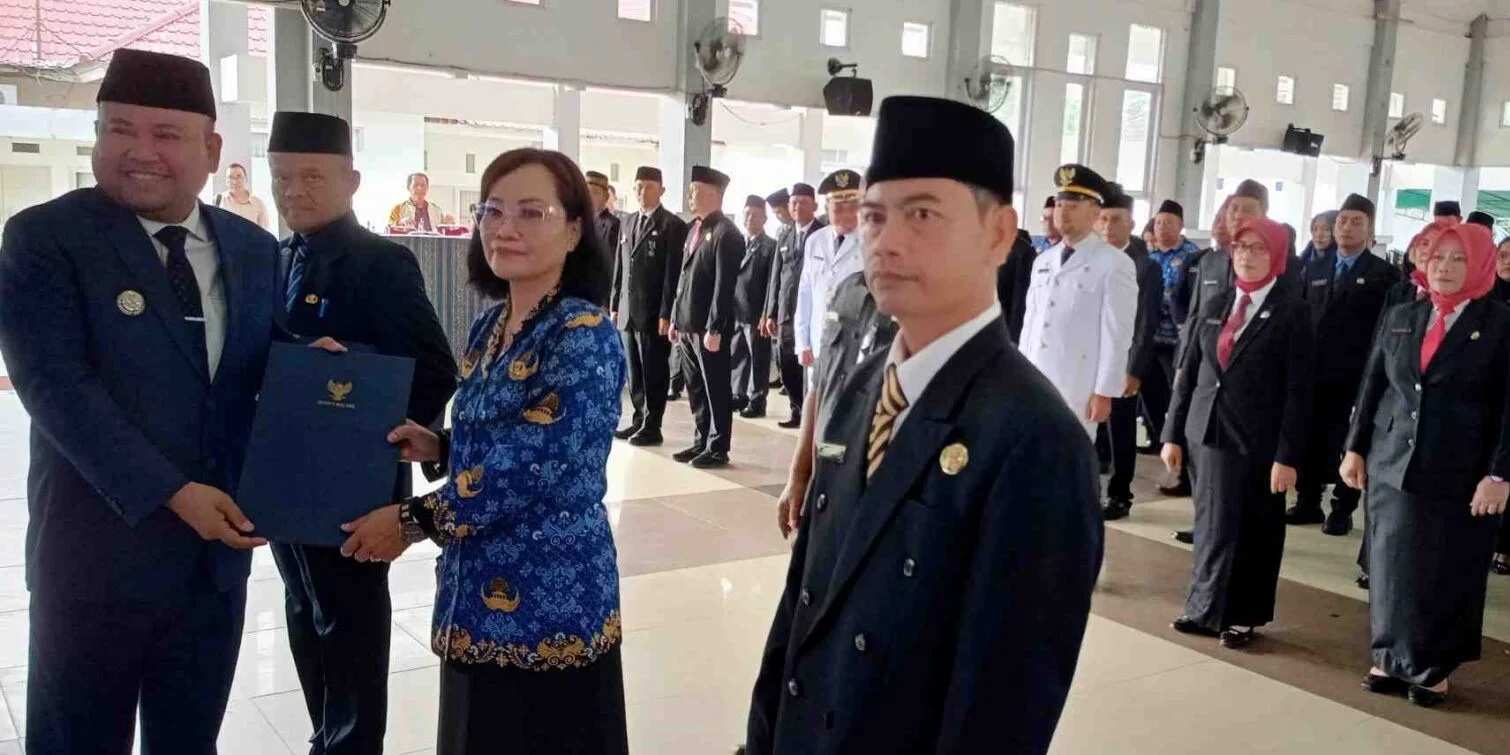 "Di balik pelantikan pejabat Melawi, Bupati Dadi Sunarya ungkap adanya teror pesan kasar dari pihak yang kecewa. Simak juga kabar terbaru soal pencairan TPP ASN."