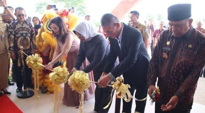 "Bupati Mempawah Erlina resmikan Hotel Patoka di Sungai Pinyuh. Kehadiran hotel baru ini diharapkan dorong iklim investasi dan serap tenaga kerja lokal."