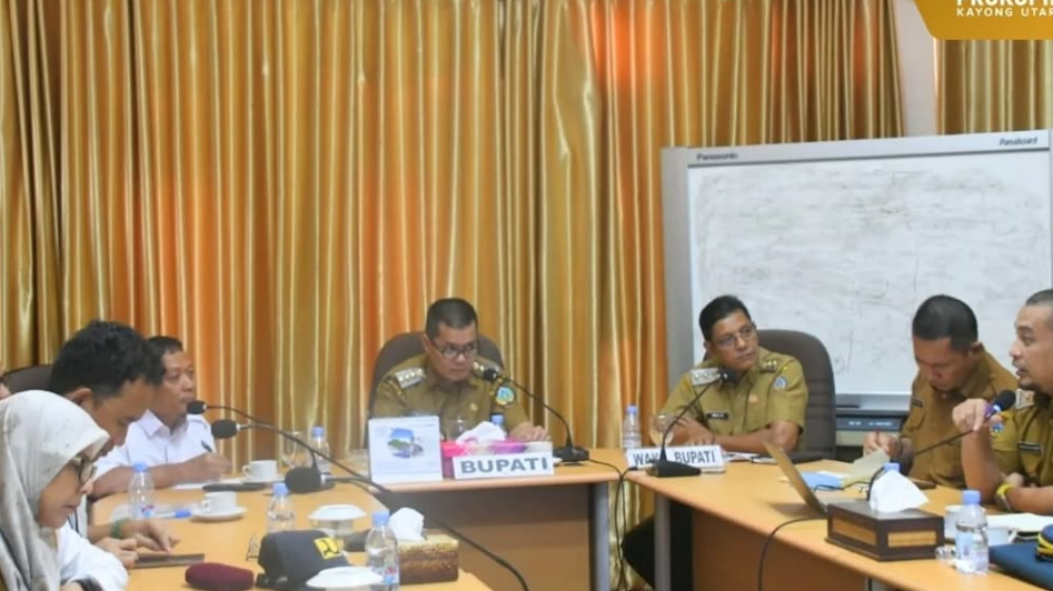 Bupati Kayong Utara Romi Wijaya berdialog dengan Kepala BWS Kalimantan I M. Tahid terkait usulan infrastruktur sumber daya air di Sukadana. (dok HO/Faktakalbar.id)