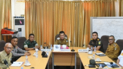 Bupati Kayong Utara Romi Wijaya memimpin rapat koordinasi lintas sektoral bersama TNI, Polri, dan Kejaksaan jelang Nataru 2025. (Dok. Instagram/@Prokopim Kayong Utara)