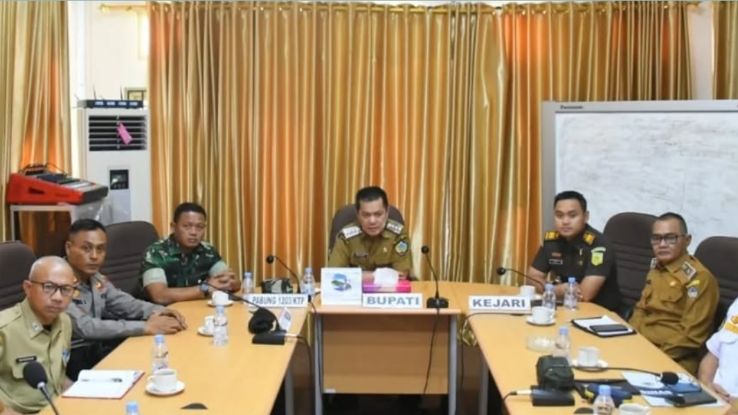 Bupati Kayong Utara Romi Wijaya memimpin rapat koordinasi lintas sektoral bersama TNI, Polri, dan Kejaksaan jelang Nataru 2025. (Dok. Instagram/@Prokopim Kayong Utara)