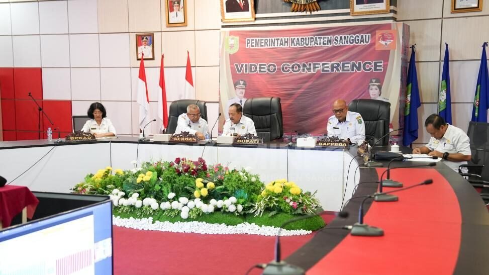 Bupati Sanggau, Yohanes Ontot, didampingi jajaran pejabat daerah saat mengikuti rapat evaluasi APBD secara daring di Ruang Sabang Merah, Rabu (24/12/2025).