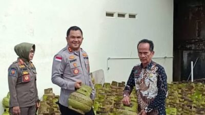 Bupati Sintang, Gregorius Herkulanus Bala didampingi Kapolres Sintang AKBP Sanny Handityo saat mengecek ketersediaan bahan pokok di salah satu agen di Kota Sintang, Kamis (18/12/2025).