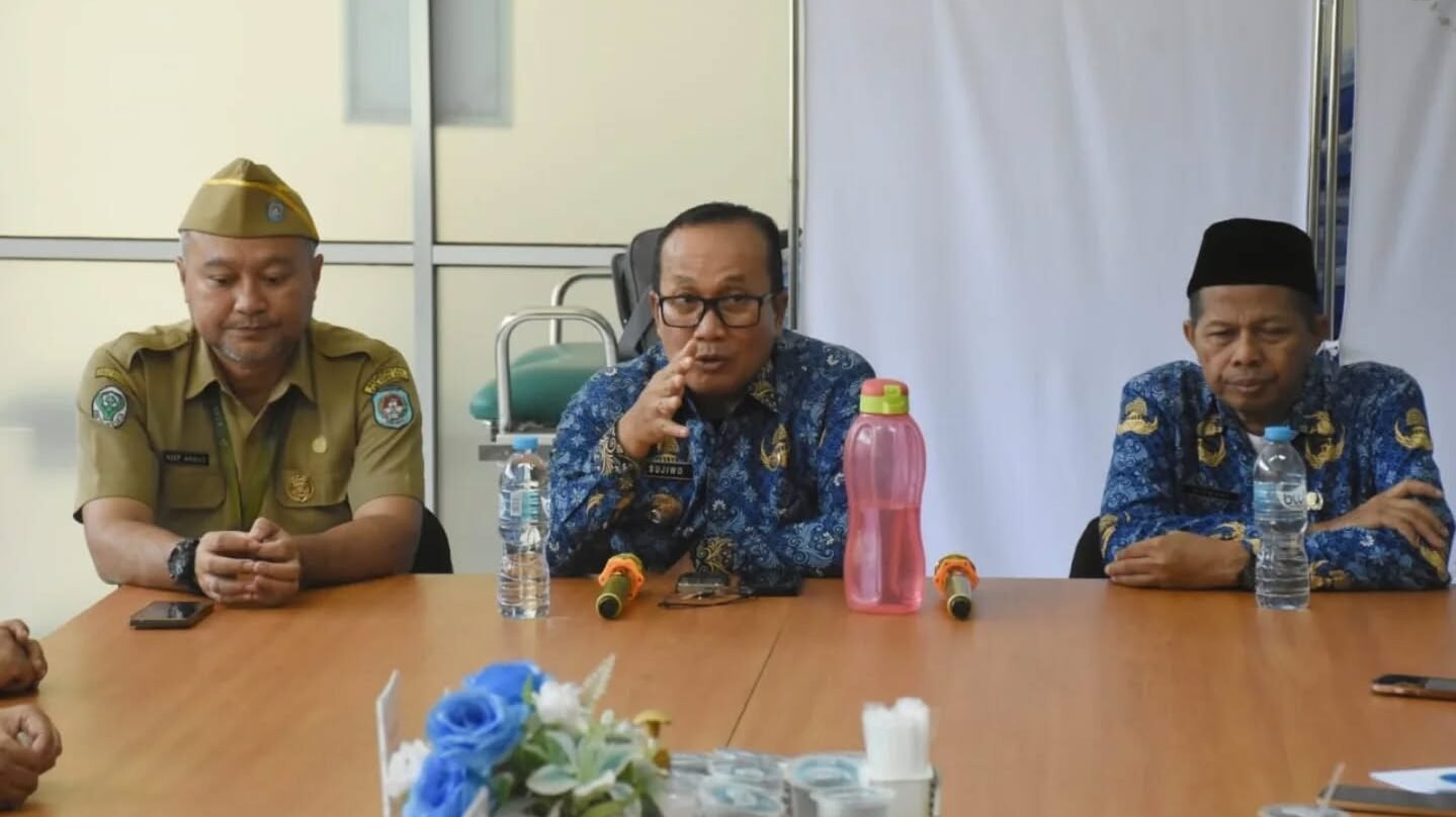 Bupati Kubu Raya, Sujiwo (tengah), memberikan arahan tegas kepada manajemen RSUD Tuan Besar Syarif Idrus terkait target peningkatan status rumah sakit menjadi Tipe C, Senin (29/12/2025). (Dok. HO/Faktakalbar.id)