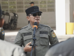 Jadi Pembina Apel Satpol PP, Bupati Sujiwo Serahkan Bantuan Sembako dan Ajak Olahraga Bersama