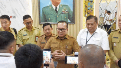 Bupati Kubu Raya, Sujiwo (tengah), didampingi pejabat terkait memberikan keterangan pers usai memimpin rapat pembahasan perbaikan dermaga di Kantor Bupati, Senin (15/12/2025). (Dok. HO/Faktakalbar.id)