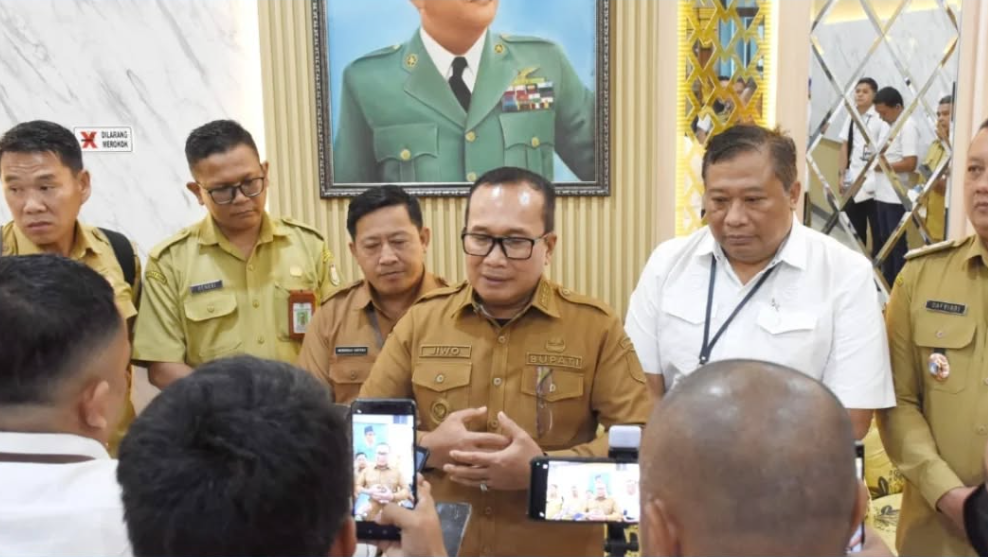 Bupati Kubu Raya, Sujiwo (tengah), didampingi pejabat terkait memberikan keterangan pers usai memimpin rapat pembahasan perbaikan dermaga di Kantor Bupati, Senin (15/12/2025). (Dok. HO/Faktakalbar.id)