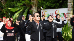 Bupati Sujiwo mengenakan jaket olahraga hitam dan kacamata hitam memimpin senam pagi bersama anggota Purna Paskibraka dan anak muda berhijab. (Dok. HO/Faktakalbar.id)