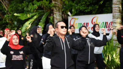 Bupati Sujiwo mengenakan jaket olahraga hitam dan kacamata hitam memimpin senam pagi bersama anggota Purna Paskibraka dan anak muda berhijab. (Dok. HO/Faktakalbar.id)