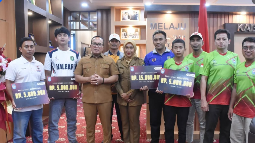 Bupati Kubu Raya, Sujiwo (tengah), berfoto bersama para atlet berprestasi usai menyerahkan bonus uang pembinaan di Ruang Kerja Bupati, Selasa (16/12/2025). (Dok. HO/Faktakalbar.id)