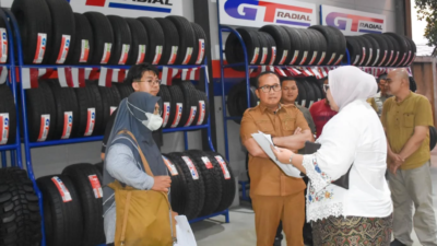 Bupati Kubu Raya, Sujiwo (tengah), saat melakukan inspeksi mendadak ke salah satu tempat usaha di kawasan Sungai Raya Dalam terkait penegakan aturan Garis Sempadan Bangunan (GSB), Senin malam (22/12/2025). (Dok. HO/Faktakalbar.id)