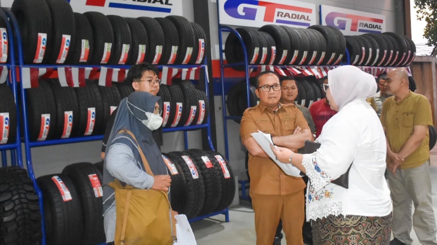 Bupati Kubu Raya, Sujiwo (tengah), saat melakukan inspeksi mendadak ke salah satu tempat usaha di kawasan Sungai Raya Dalam terkait penegakan aturan Garis Sempadan Bangunan (GSB), Senin malam (22/12/2025). (Dok. HO/Faktakalbar.id)