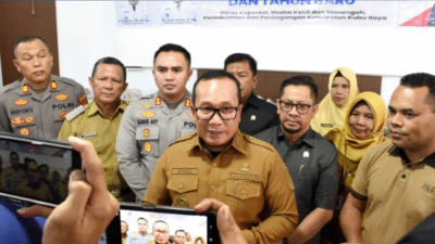 Bupati Kubu Raya Sujiwo mengenakan seragam dinas cokelat berbicara di depan wartawan didampingi pejabat terkait mengenai penanganan banjir rob. (Dok. HO/Faktakalbar.id)