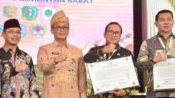 Bupati Kubu Raya Sujiwo mengepalkan tangan tanda semangat komitmen penerapan manajemen talenta ASN yang profesional dan bebas intervensi. (Dok. Prokopim Kubu Raya)