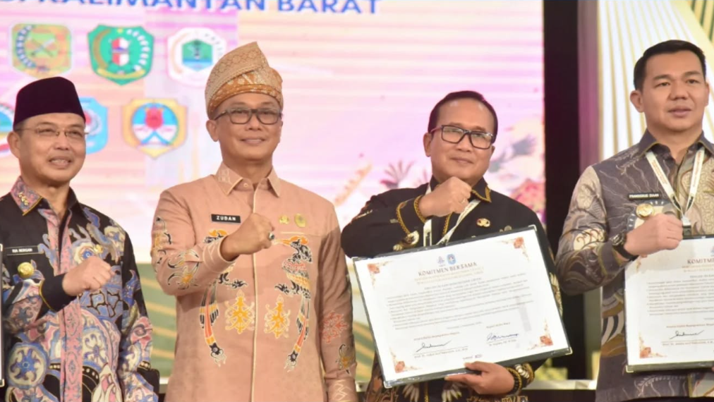 Bupati Kubu Raya Sujiwo mengepalkan tangan tanda semangat komitmen penerapan manajemen talenta ASN yang profesional dan bebas intervensi. (Dok. Prokopim Kubu Raya)