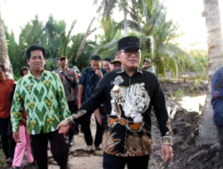 Vital bagi 6 Desa, Bupati Sujiwo Tinjau Kondisi Jembatan Penghubung di Selat Remis