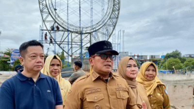 Bupati Kubu Raya Sujiwo meninjau progres pembangunan Tugu Gaforaya di Jalan Arteri Supadio yang ditargetkan rampung akhir tahun 2025. (Dok. HO/Faktakalbar.id)