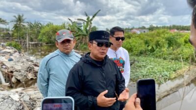 Bupati Kubu Raya, Sujiwo (tengah, berkacamata hitam), didampingi jajaran dinas terkait meninjau kondisi drainase dan rencana penataan pedestrian di kawasan Jalan Pramuka, Sungai Kakap, Minggu (28/12/2025). (Dok. HO/Faktakalbar.id)