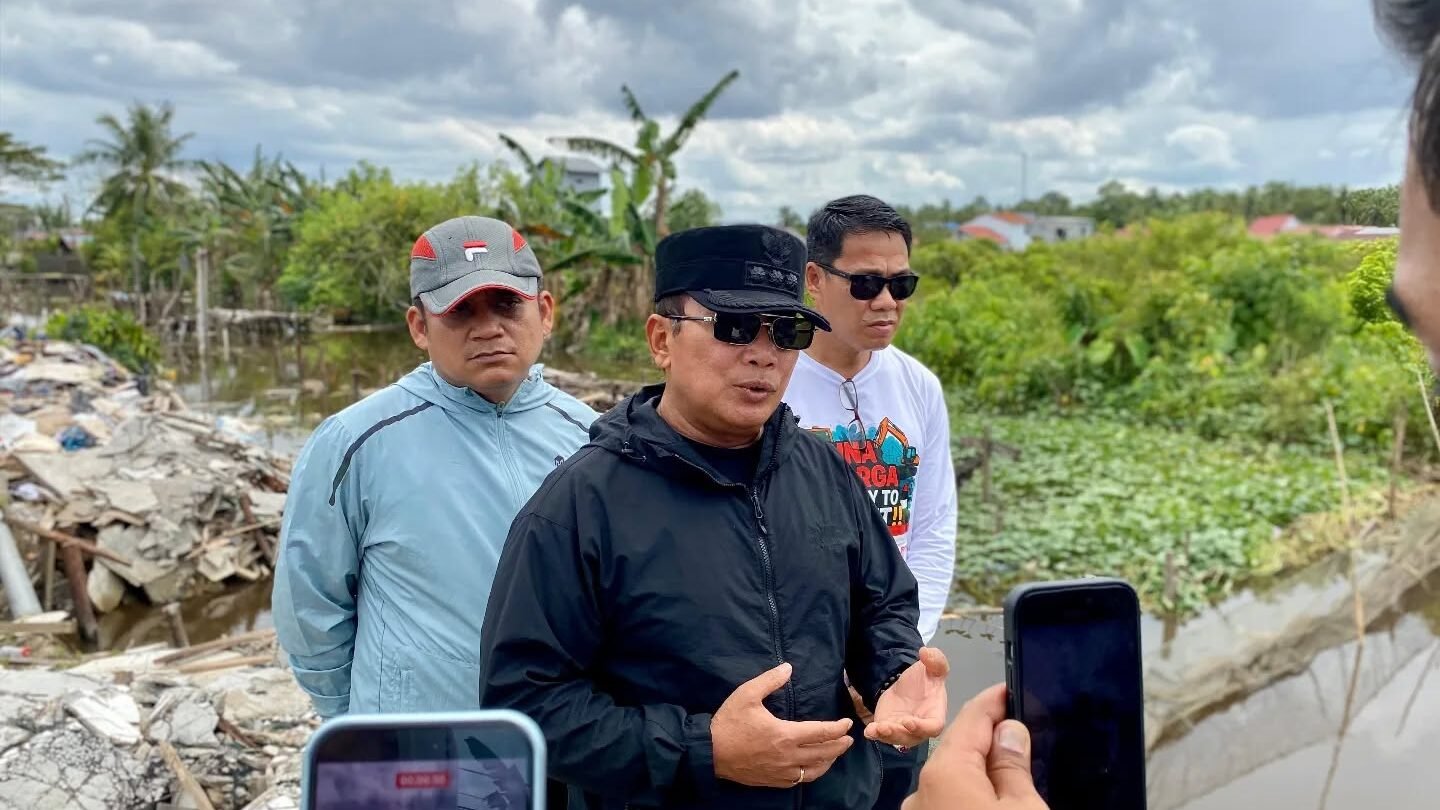 Bupati Kubu Raya, Sujiwo (tengah, berkacamata hitam), didampingi jajaran dinas terkait meninjau kondisi drainase dan rencana penataan pedestrian di kawasan Jalan Pramuka, Sungai Kakap, Minggu (28/12/2025). (Dok. HO/Faktakalbar.id)