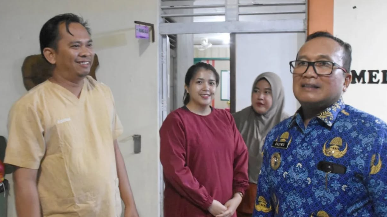 Bupati Kubu Raya, Sujiwo (kanan), berbincang dengan tenaga kesehatan saat melakukan inspeksi mendadak pelayanan malam hari di Puskesmas Kubu, Rabu (17/12/2025) malam. (Dok. HO/Faktakalbar.id)