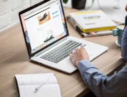 Kepala Kliyengan? Ini 5 Cara Ampuh Atasi Pusing Akibat Menatap Laptop Terlalu Lama