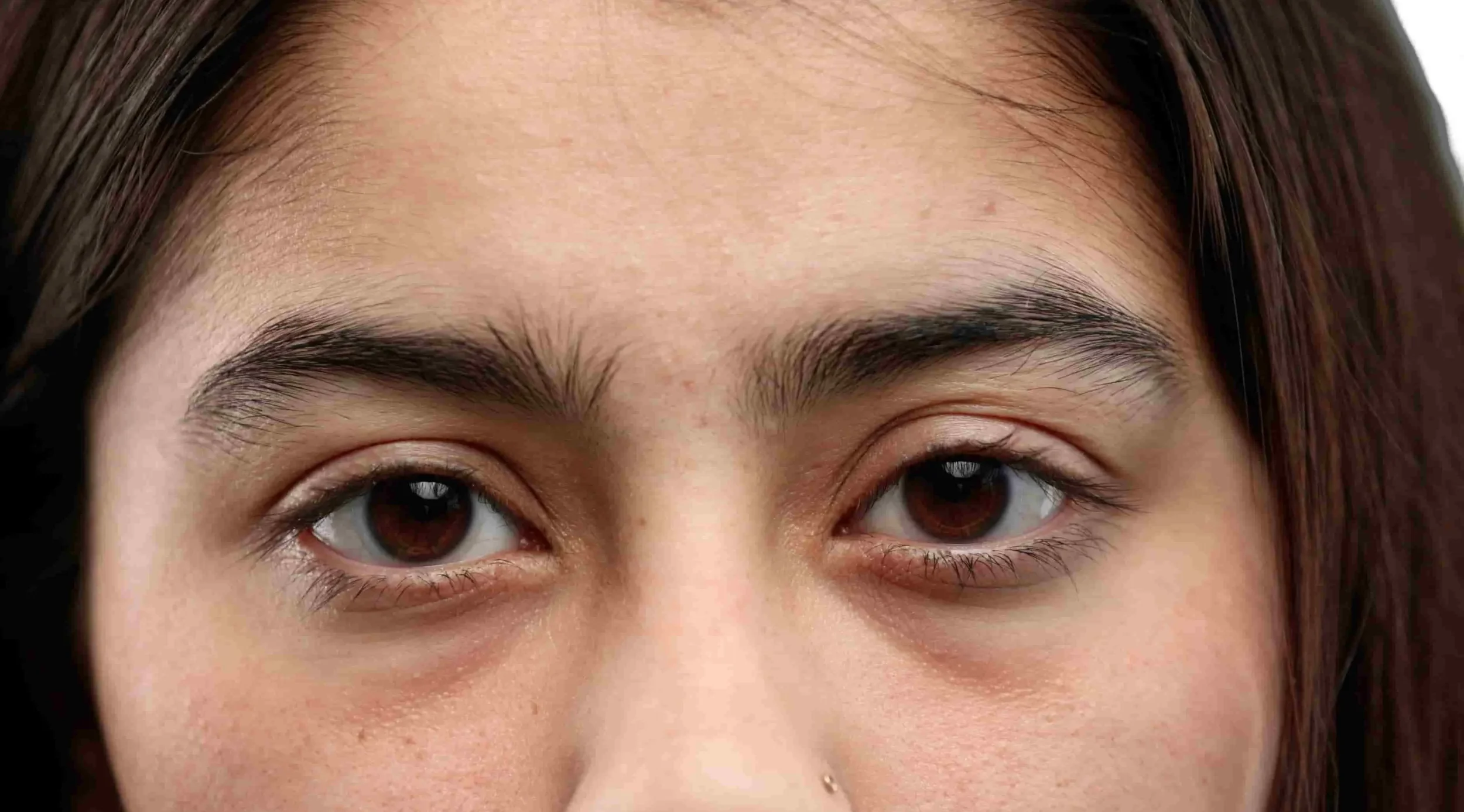 "Wajah terlihat lelah karena lingkaran hitam? Simak 6 cara menyamarkan mata panda dengan teknik makeup dan perawatan sederhana yang ampuh bikin wajah segar seketika."