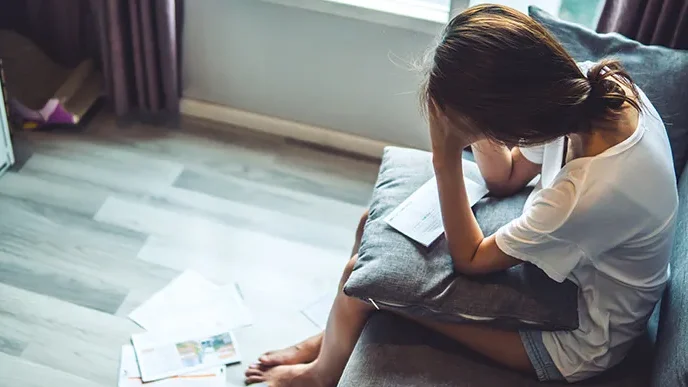 "Merasa hidup jalan di tempat saat teman lain sukses? Bisa jadi itu tanda quarter life crisis. Simak 6 ciri-cirinya dan cara mengatasinya agar tidak terjebak rasa cemas."