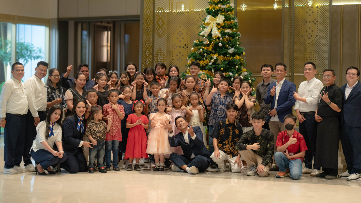 Manajemen Novotel Pontianak Convention Centre berfoto bersama anak-anak Panti Asuhan Terresa Bakti di depan pohon Natal usai kegiatan CSR, Selasa (23/12/2025). (Dok. HO/Faktakalbar.id)
