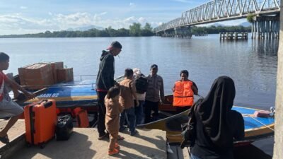 "BMKG prediksi hujan lebat dan petir di Kayong Utara. Nahkoda speedboat Teluk Melano diperingatkan tak memaksakan berlayar tanpa alat keselamatan lengkap."