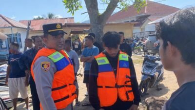 "BMKG prediksi cuaca ekstrem landa perairan Kayong Utara hingga Minggu (14/12/2025). Penumpang speedboat di Pelabuhan Sukadana kini wajib pakai life jacket demi keselamatan. "