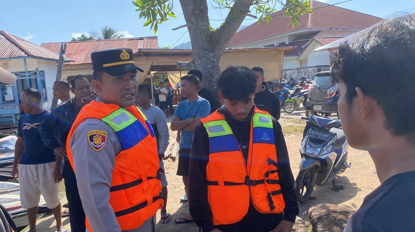 "BMKG prediksi cuaca ekstrem landa perairan Kayong Utara hingga Minggu (14/12/2025). Penumpang speedboat di Pelabuhan Sukadana kini wajib pakai life jacket demi keselamatan. "