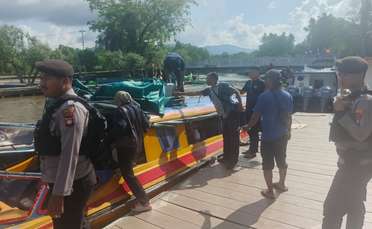 "BMKG peringatkan cuaca ekstrem di Kayong Utara. Polsek Sukadana dan Dishub perketat cek pelampung speedboat dan imbau nelayan tunda layar jika gelombang tinggi."