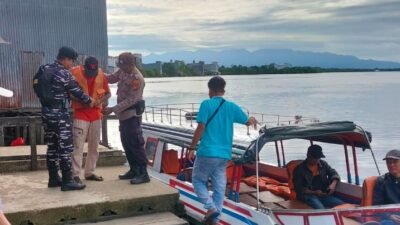 "Potensi angin kencang dan banjir rob mengintai perairan Kayong Utara. Petugas gabungan di Pelabuhan Teluk Melano perketat pengecekan alat keselamatan penumpang."