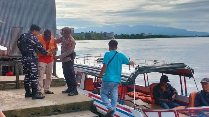 "Potensi angin kencang dan banjir rob mengintai perairan Kayong Utara. Petugas gabungan di Pelabuhan Teluk Melano perketat pengecekan alat keselamatan penumpang."