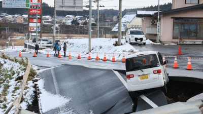 Mobil berwarna putih terperosok ke dalam lubang besar akibat jalan aspal yang runtuh setelah gempa bumi mengguncang Jepang saat musim dingin. (Dok. Ist)