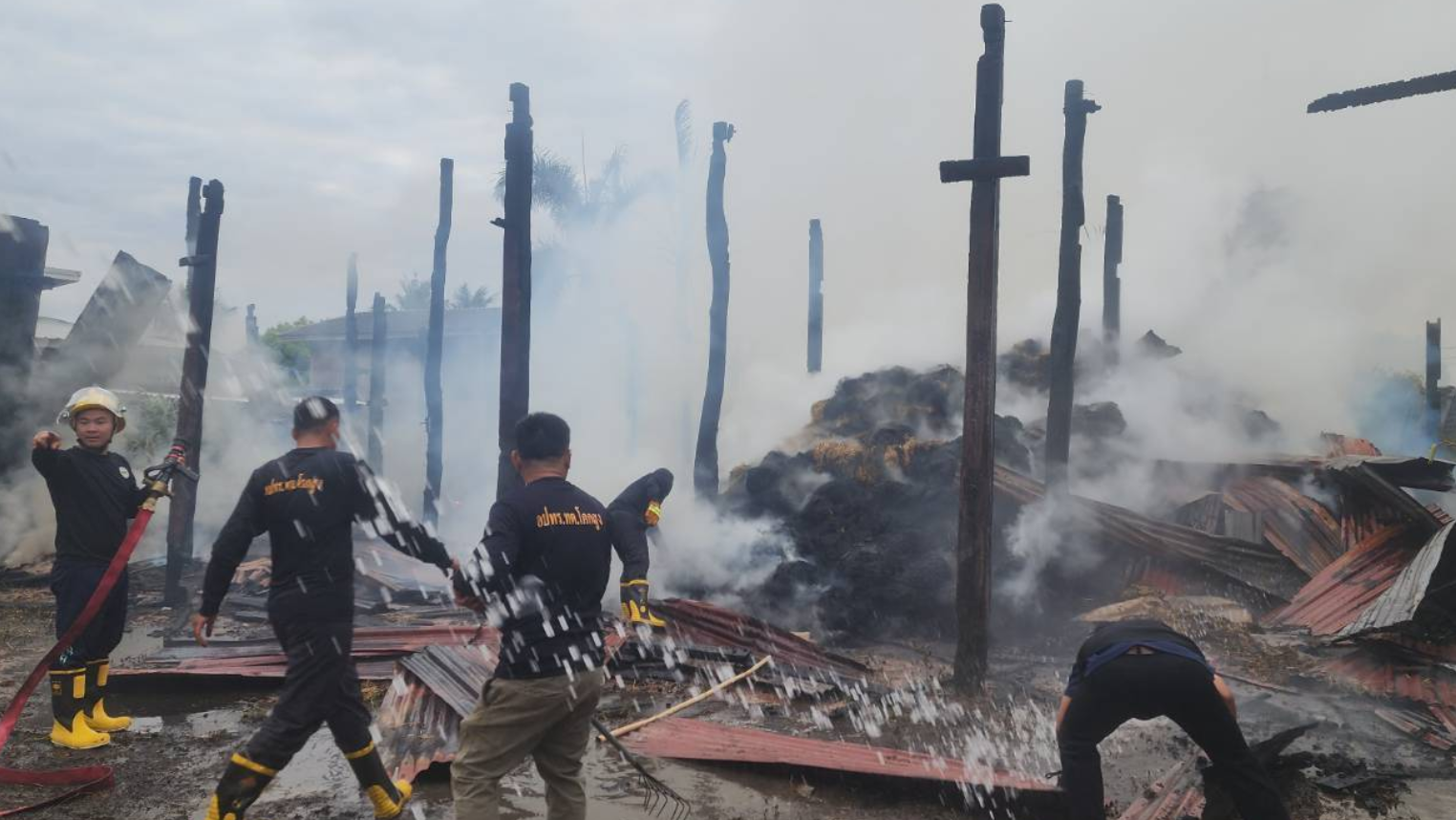 Petugas dan warga menyisir puing-puing bangunan rumah warga yang hancur dan terbakar akibat serangan roket BM-21 di Distrik Khok Sung, Provinsi Sa Kaeo, Thailand. (Dok. Ist)